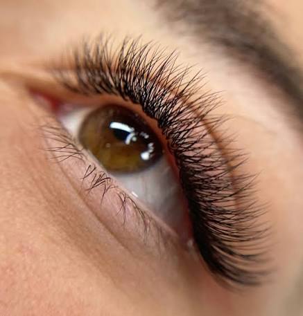 Cejas y pestañas en By Glow Marbella