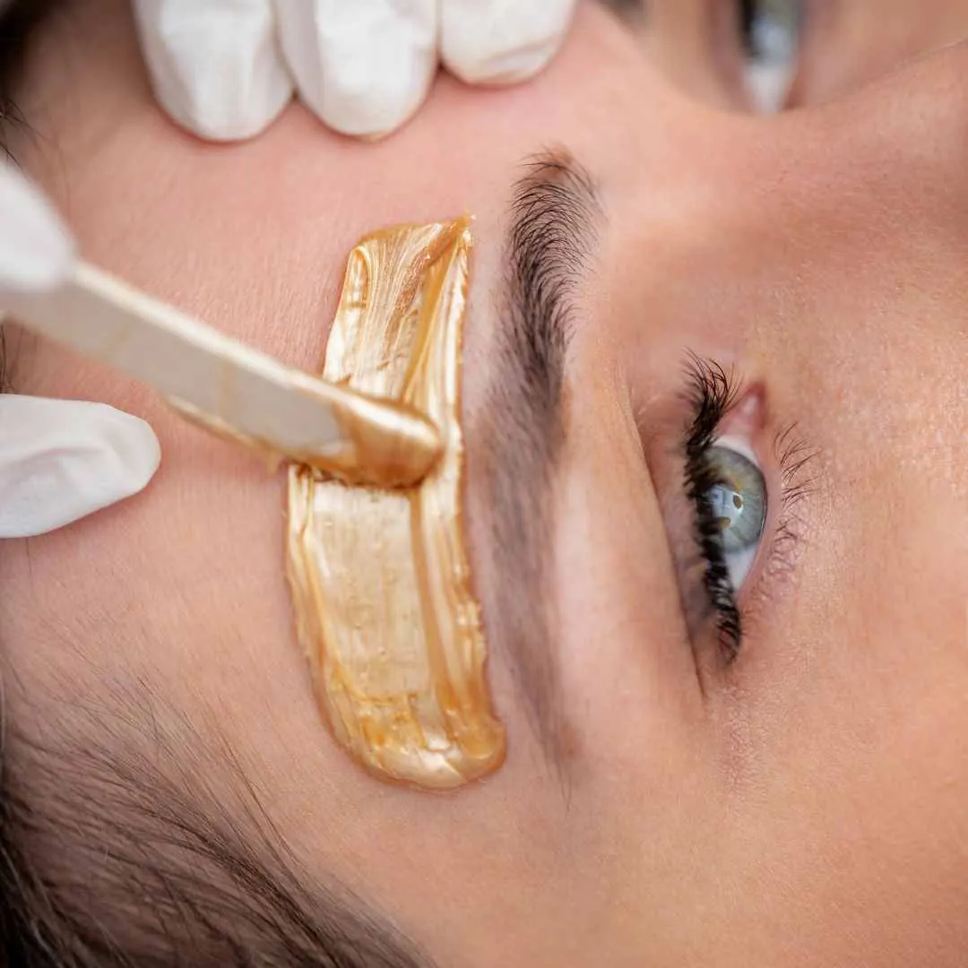 Cejas: Depilación con Cera — By Glow